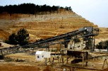 Installation de criblage de sable siliceux alimenté par bande transporteuse