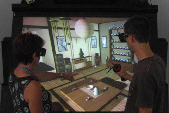 Deux personnes effectuent des choix d'aménagement intérieur, immergés dans la représentation numérique 3D de la pièce.
