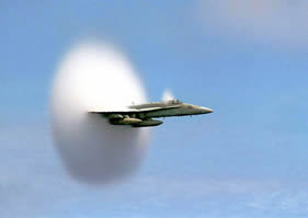 Avion FA-18 hornet passant le mur du son